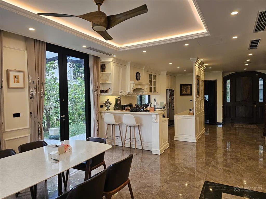 Cho thuê biệt thự ven hồ diện tích sử dụng hơn 400m