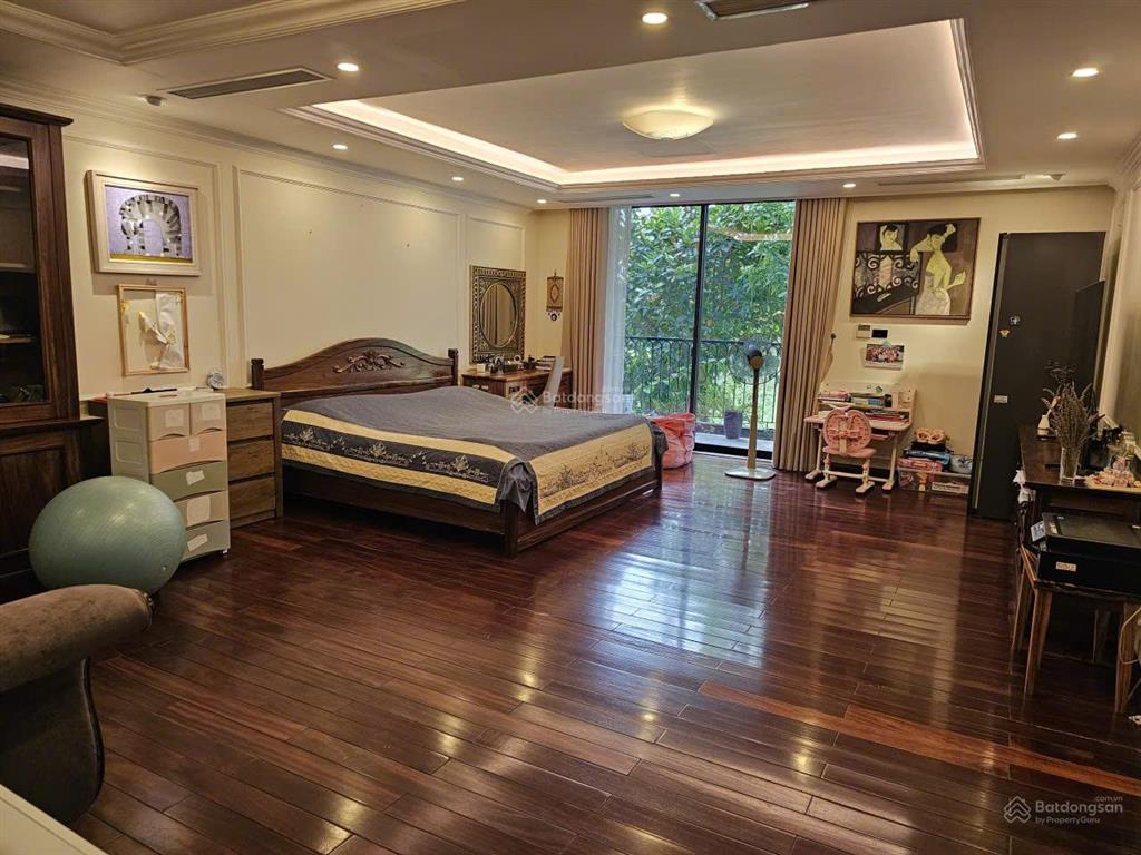 Cho thuê biệt thự ven hồ diện tích sử dụng hơn 400m