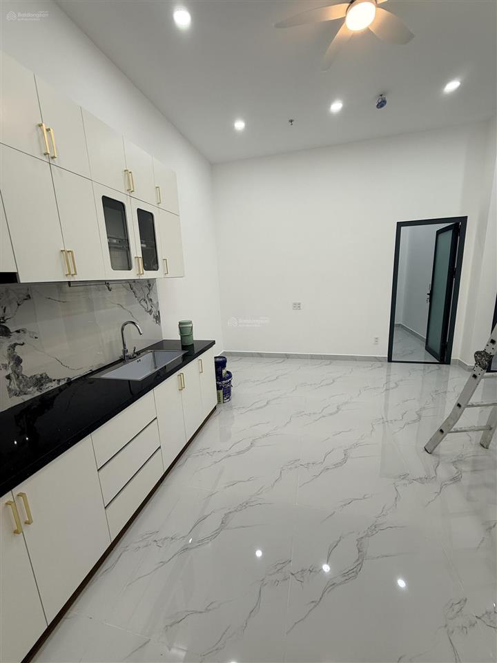 Cần bán căn hộ 2pn, tầng thấp, view công viên, trần cao 3,5m cực thoáng. sổ hồng sẵn