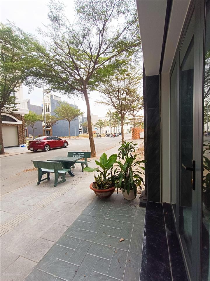 Bán gấp shophouse tại khu dân cư icon central, 5,1 tỷ, 64m2, 4pn, 5wc