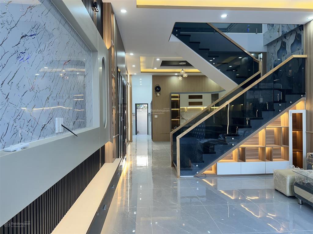 Nhà gần chợ bình chánh sau kcn cầu tràm sân đậu xe hơi shr