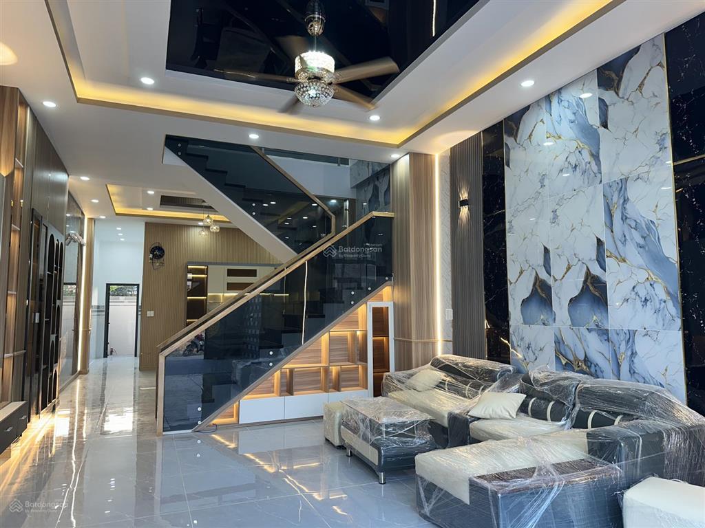 Nhà gần chợ bình chánh sau kcn cầu tràm sân đậu xe hơi shr