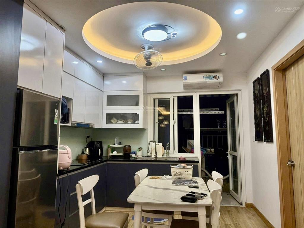 Căn hộ 2 phòng ngủ 2wc view hồ đầy đủ nội thất, giá chỉ 3tỷ170 thu về