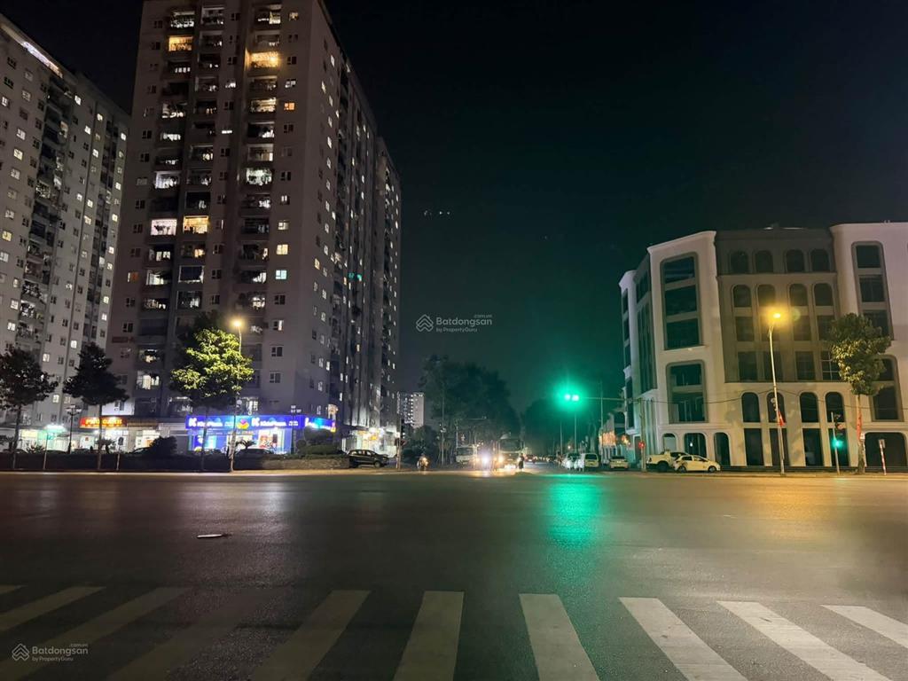Cho thuê nguyên căn shophouse hoàn thiện cơ bản có thang máy giá 140tr/tháng