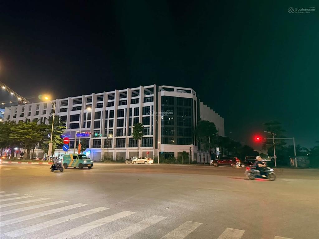 Cho thuê nguyên căn shophouse hoàn thiện cơ bản có thang máy giá 140tr/tháng