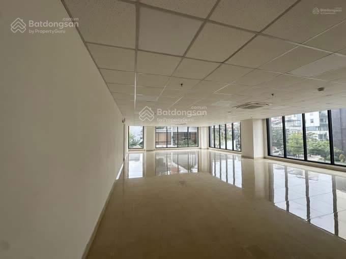 Cho thuê nguyên căn shophouse hoàn thiện cơ bản có thang máy giá 140tr/tháng