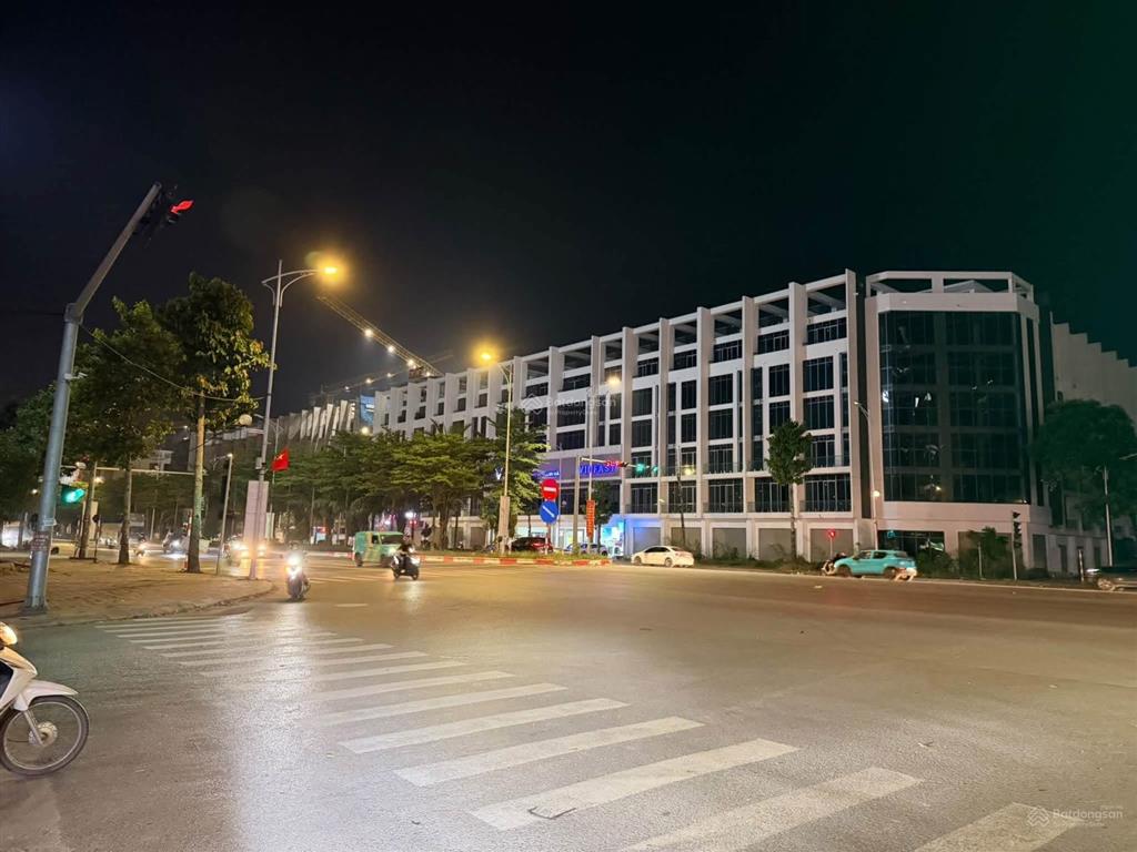 Cho thuê shophouse 6 tầng 1 tum 100m đất giá 27tr/tháng thô