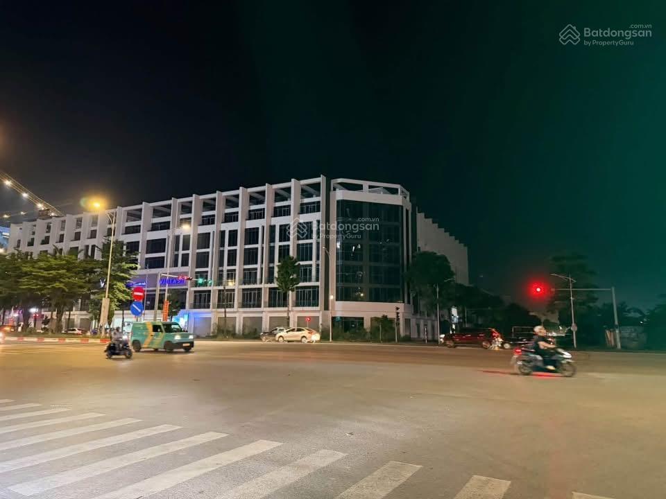 Cho thuê shophouse 6 tầng 1 tum 100m đất giá 27tr/tháng thô