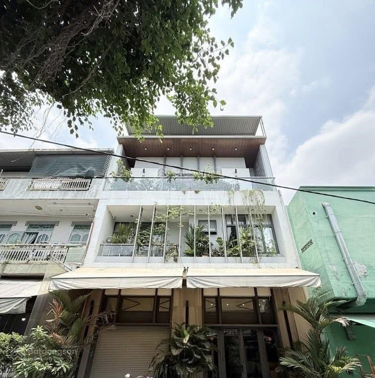 Bán nhà mặt tiền ngang 9m khu nguyễn sơn,quận phú. 9m x7,5m. 4 tầng. giá hơn 9 tỷ xíu.