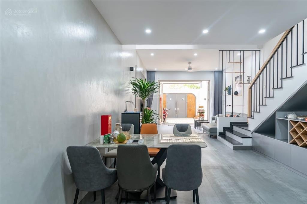 **bán nhà hxh cộng hòa ** phường 13 tân bình (5,5*13m) chỉ 9 tỷ?