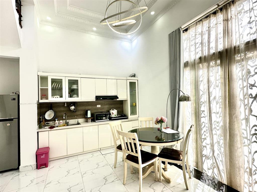 Chính chủ cho thuê nhà mới sáng sủa 4.5 tầng, 2.5 mặt thoáng trung tâm hoàn kiếm full đồ cao cấp
