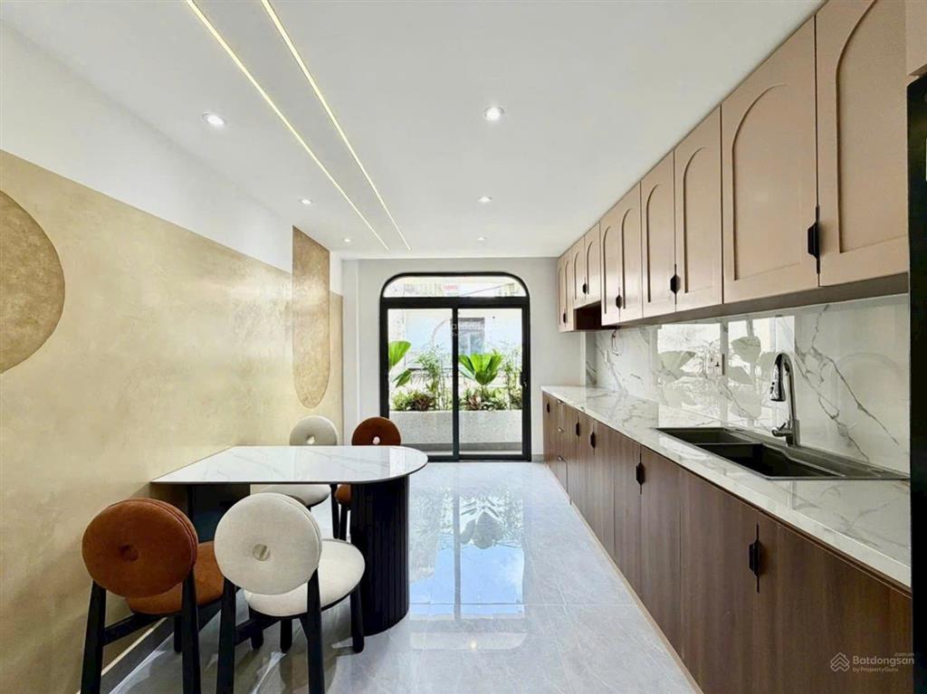 Nhà 4 tầng btct trước nhà 6m full nội thất nhỉnh 6 tỷ, kết cấu trệt + lửng + 2 lầu + sân thượng