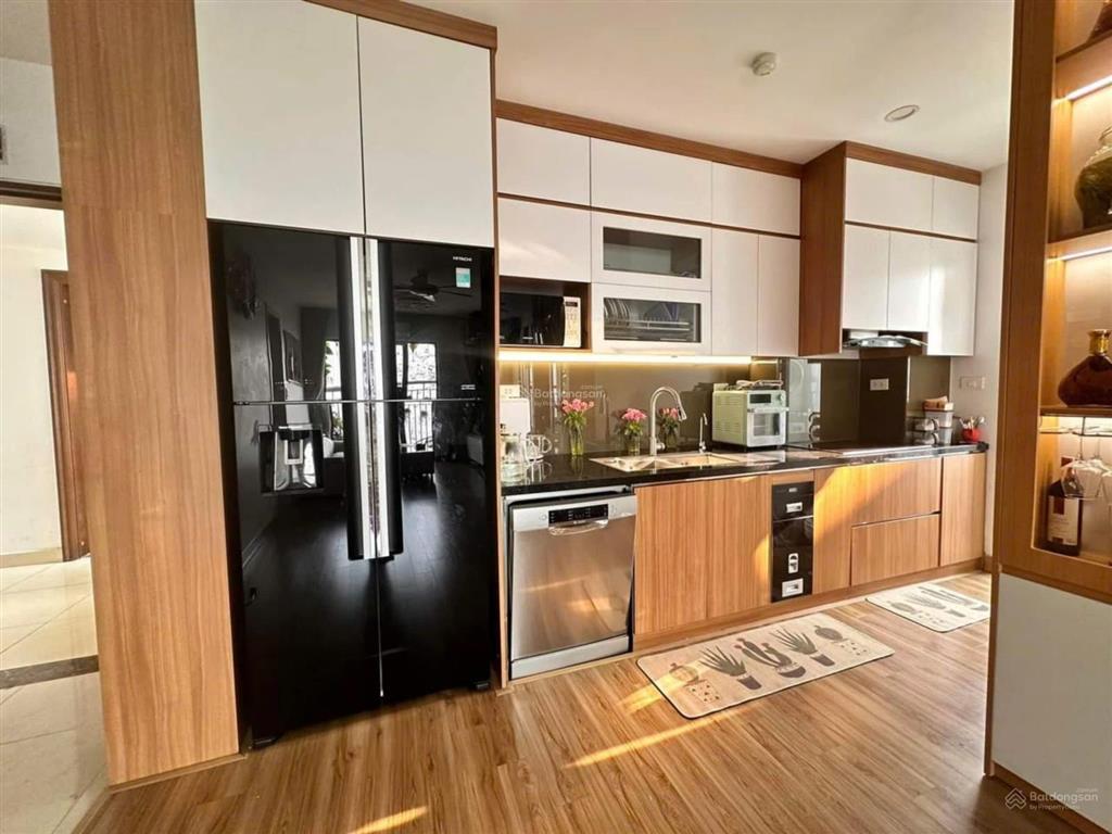 Đổi nhà mặt đất nên cần bán căn hộ ecohome 3, 63m2, hướng mát, tặng nội thất xịn, sổ hồng cất két