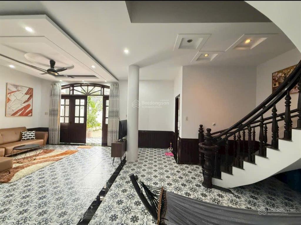 Biệt thự 2 tầng, shr, full nội thất trên đất 197m2, khu trung tâm, cách biển đường trần phú 3.5km