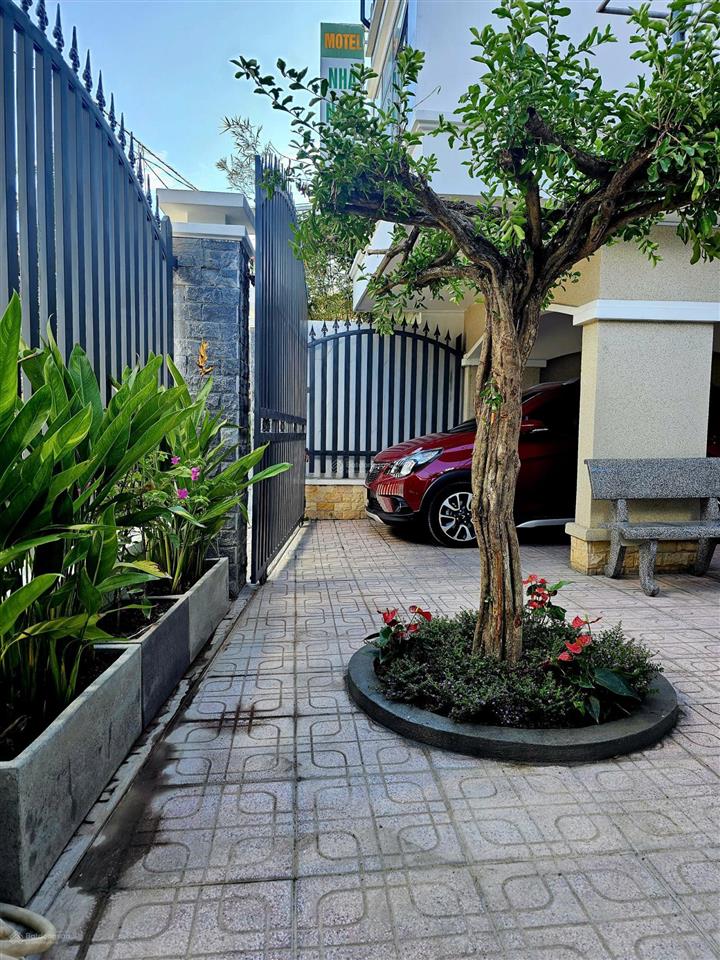 Biệt thự 2 tầng, shr, full nội thất trên đất 197m2, khu trung tâm, cách biển đường trần phú 3.5km