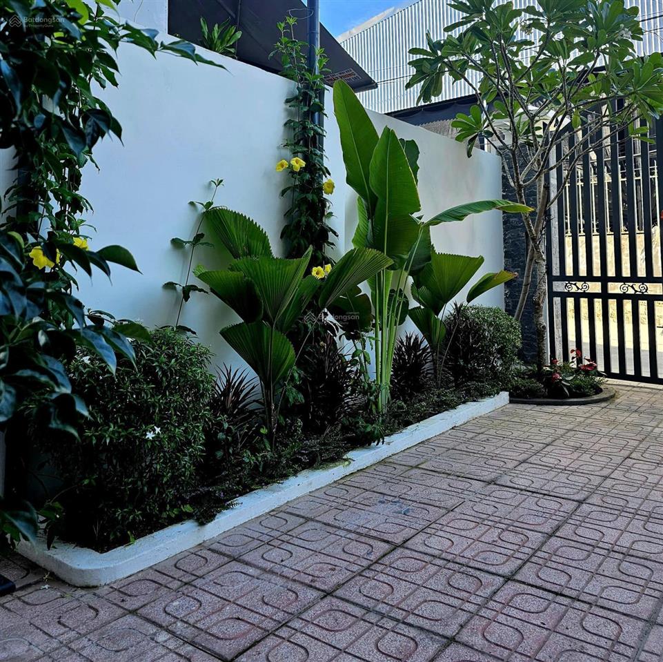 Biệt thự 2 tầng, shr, full nội thất trên đất 197m2, khu trung tâm, cách biển đường trần phú 3.5km