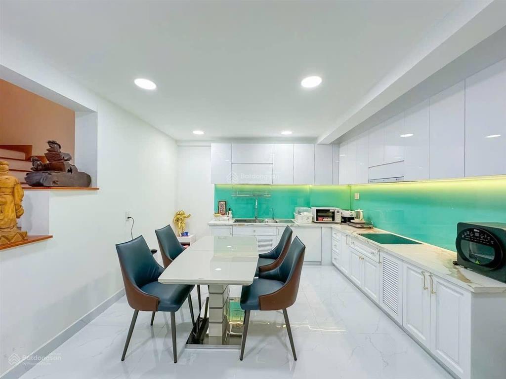 Nhà góc 3 tầng giá chỉ 5.5 tỷ gần q1