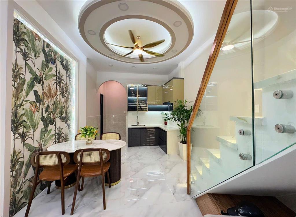 Hẻm 8m, đường lạc long quân gần vòng xoay hòa bình  dt 5,8x9,5m dtcn 56m giá 6,6 tỷ