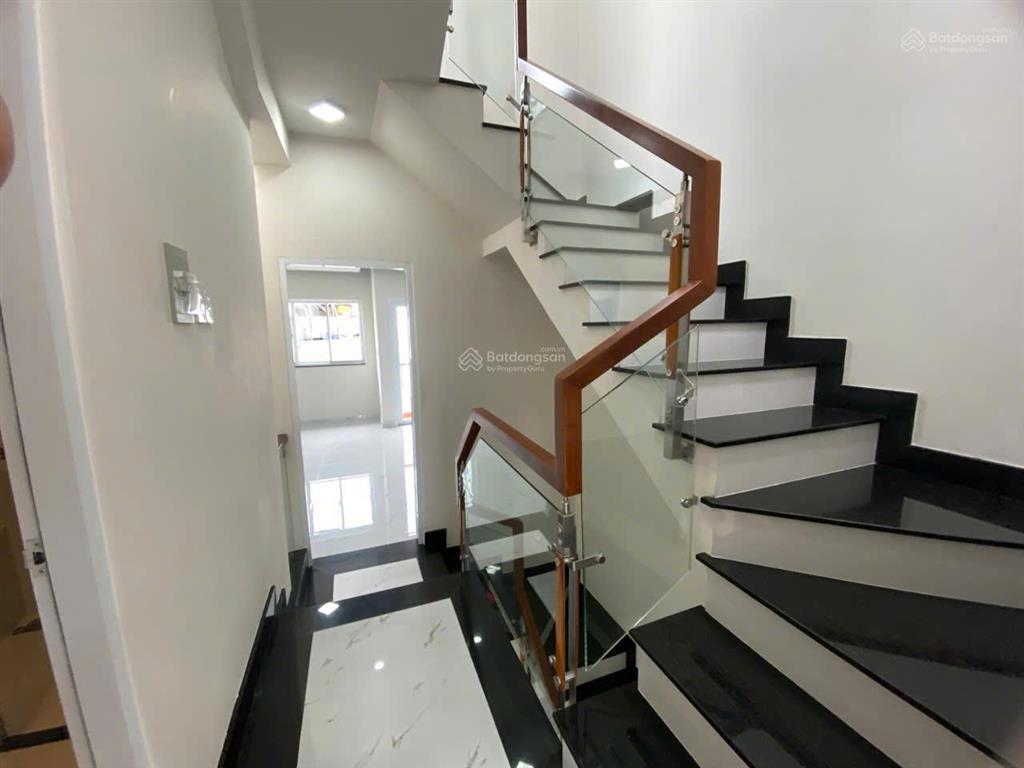 Nhà hxh  gần mặt tiền  dt 4x17m, nở bụng  dtcn 79m² trệt, 2 lầu st giá 8,4 tỷ tl