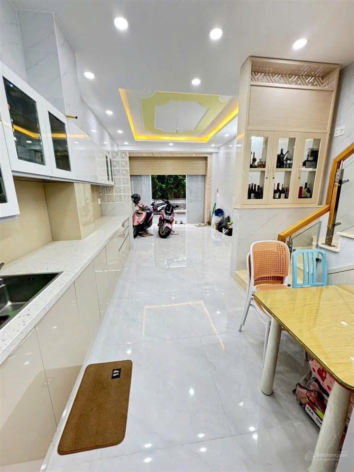 Hẻm nhựa 8m dt 4,1x10m, 3 lầu, st 2 pn 3wc giá 8,5 tỷ tl