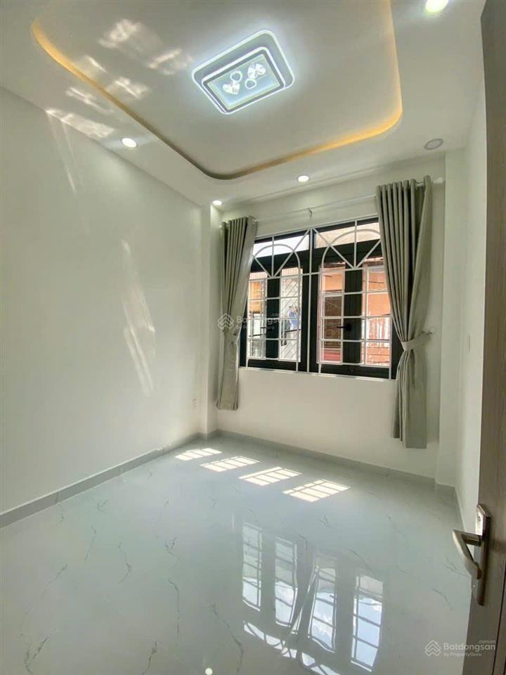 Bán nhà đường lạc long quân, dt 6x8m, 2 lầu, 3 pn, nhà mới đẹp giá chỉ 5,8 tỷ tl
