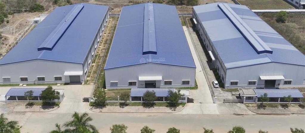 Cho thuê kho xưởng 2400m2, trong khu công nghiệp tân tạo. kho mới, pccc tự động