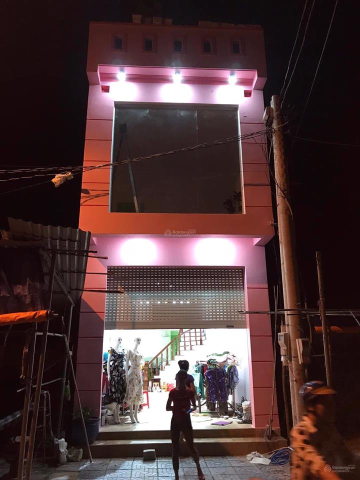 Cần bán nhà gấp, giá rẻ, dân cư đông đúc, buôn bán nhộn nhịp