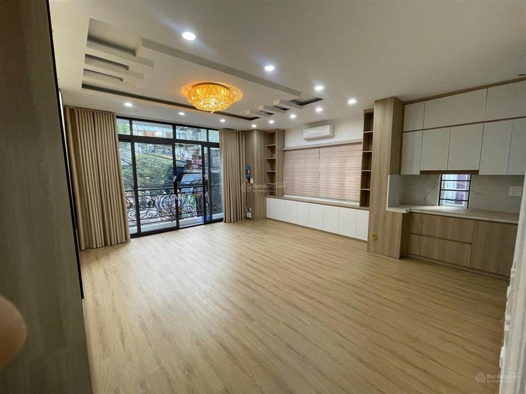Cho thuê nhà 5 tầng tại đê la thành  nội thất đầy đủ vào ở ngay, ô tô đỗ cửa