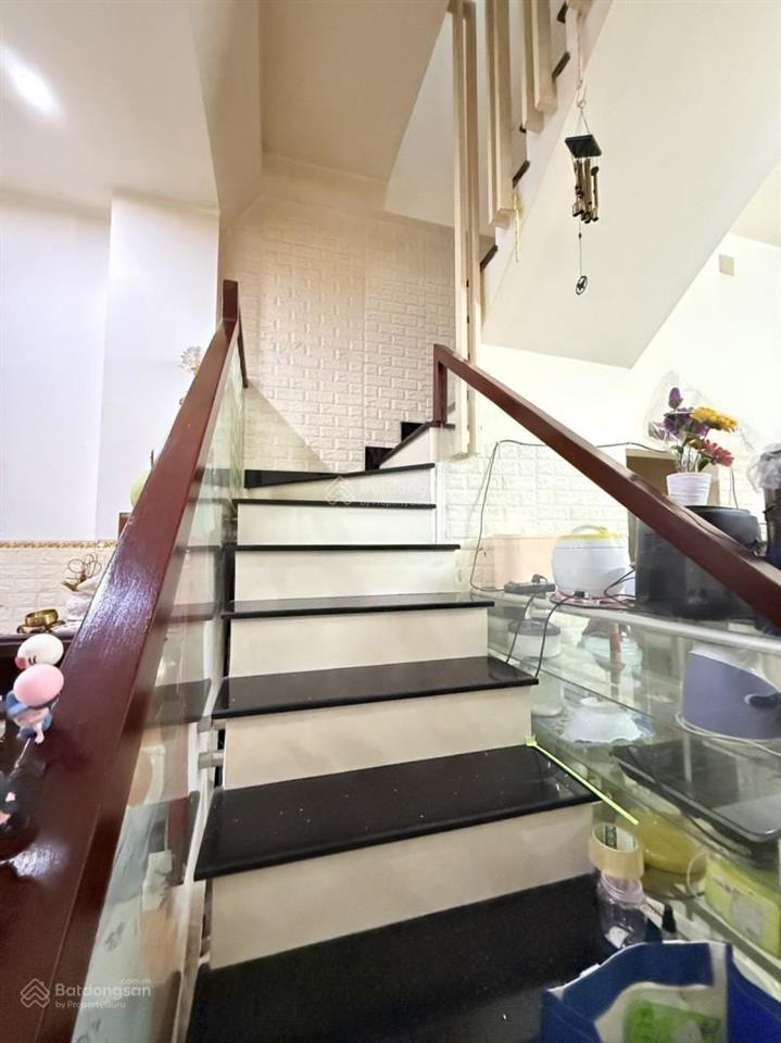 Nhà quận 3 ngang 4.1m hiếm có  ô tô con đỗ cửa, cách công viên lý thái tổ 100m