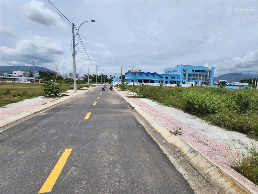 Bán đất thôn xuân tự 1, vạn hưng khánh hòa.vị trí gần biển.
dt 117.2m2 ( ngang 6m) có 80m2 thổ, 3
