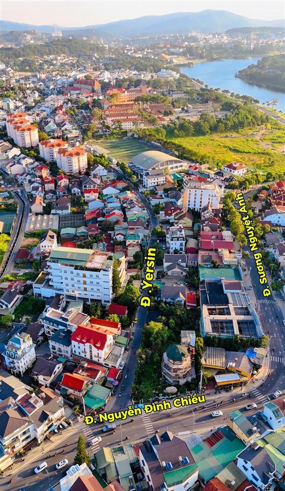 Căn nhà mang kiến trúc đà lạt xưa sở hữu vị trí góc hai mặt tiền đường yersin, cách hxh chỉ 1km