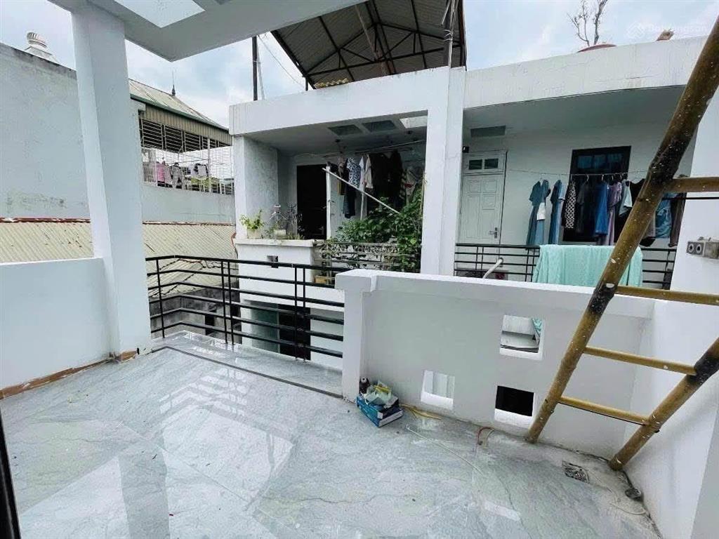 Yên hòa  nhà đẹp ở ngay  lô góc  full nội thất  sân rộng  gần phố