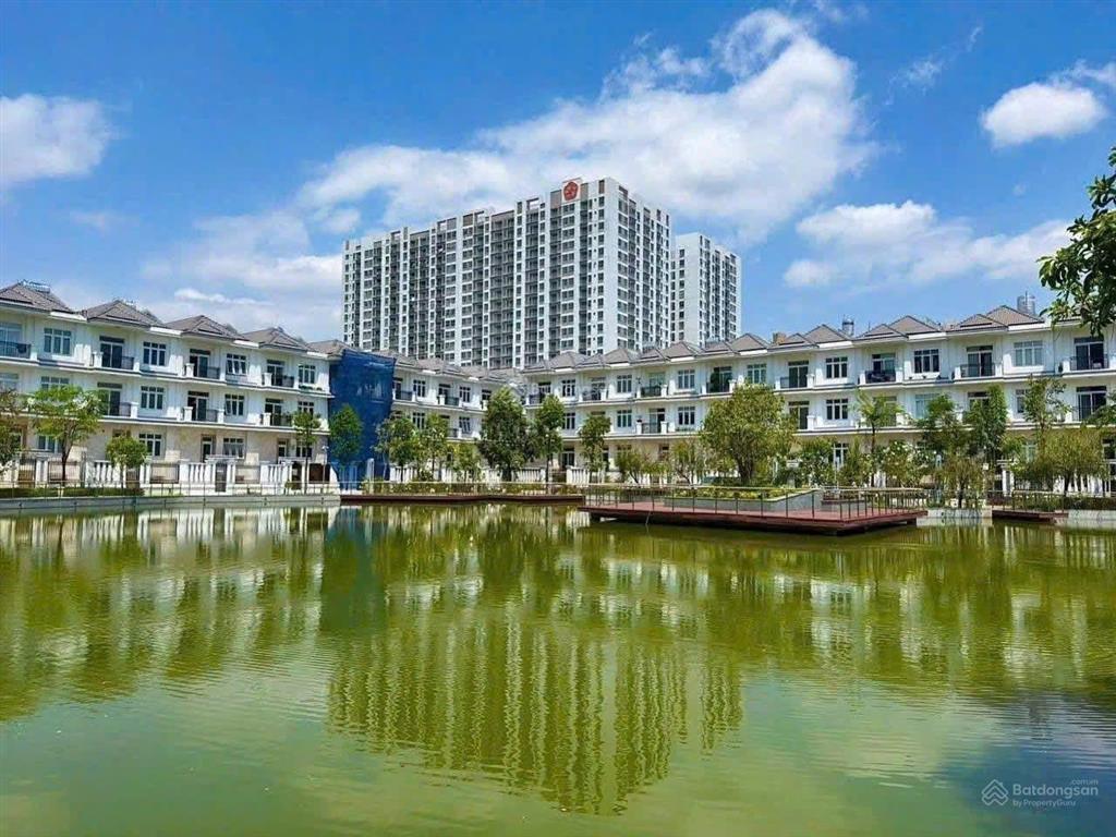 Chủ sở hữu cần chuyển nhượng lại căn hộ lầu cao, view hồ bơi, hướng đông, 70,34m2 giá chỉ 4,3 tỷ