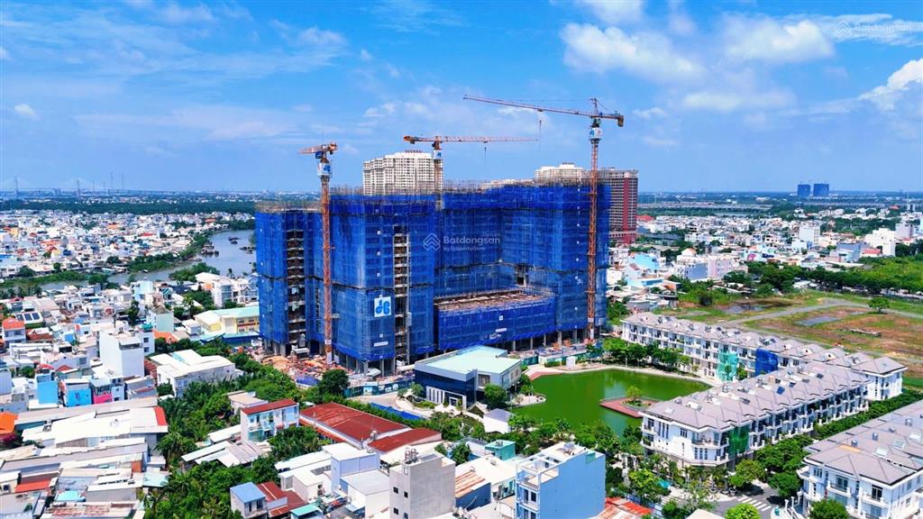 Chủ sở hữu cần chuyển nhượng lại căn hộ lầu cao, view hồ bơi, hướng đông, 70,34m2 giá chỉ 4,3 tỷ