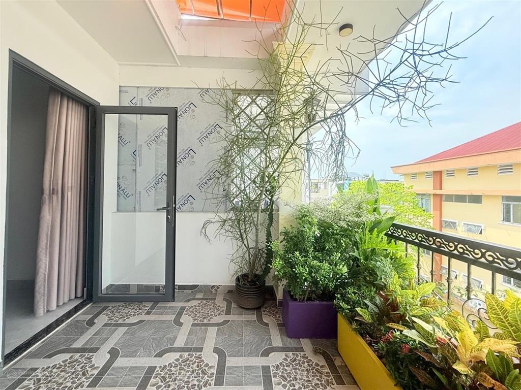 Nhà 4 tầng mới, nằm khu phân lô kinh doanh hẻm nguyễn hữu tiến  66m2