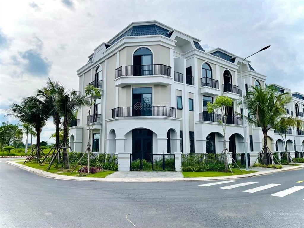 Bán gấp nhà phố view hồ bơi, cv 4pn, 3wc, 85m2 tại long phú residence, 3,2 tỷ, bến lức, long an