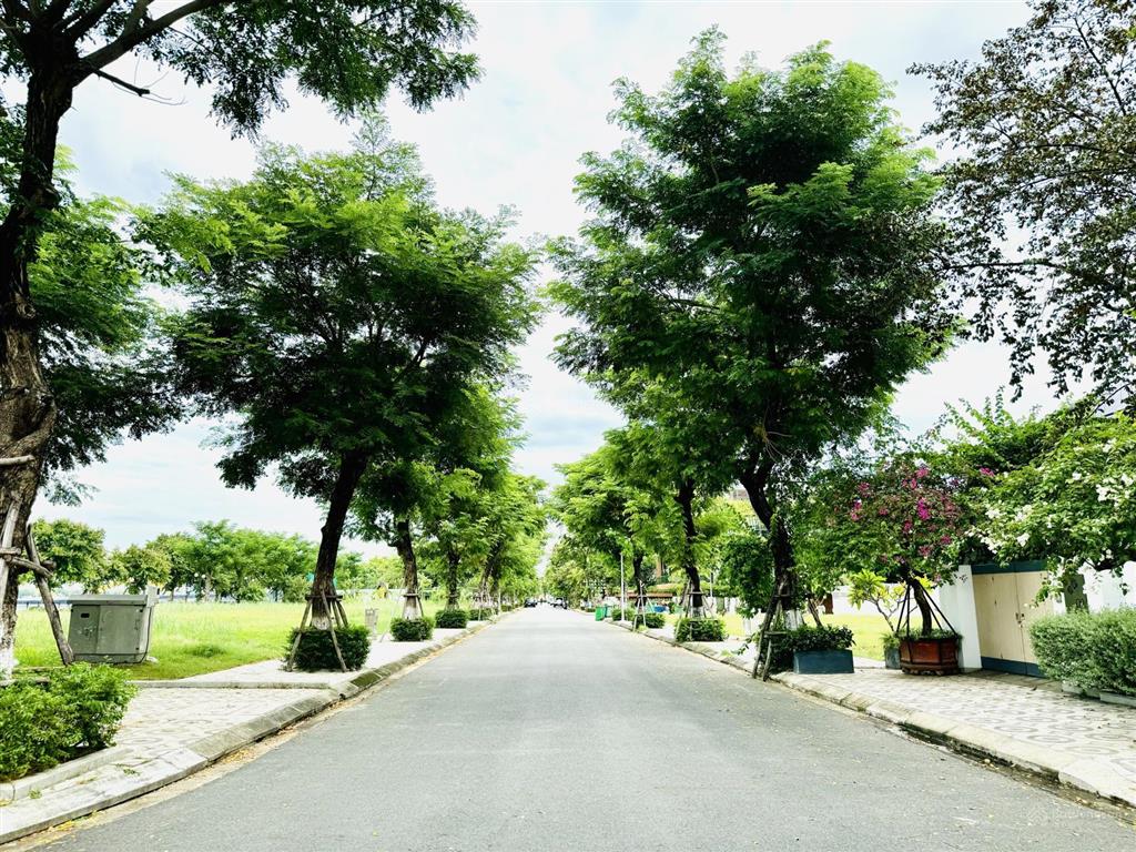 Chính chủ chào bán biệt thự 3 tầng 900m2 đất view trực diện sông hàn eurovillage 1 giá tốt.