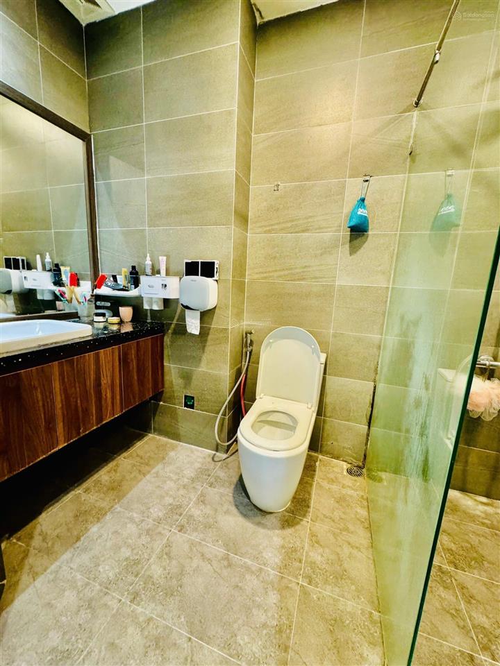 Vợ chồng tôi chào bán nhà 25 giang châu 3. khu nam việt á gần sông hàn. khu vực bắn pháo hoa.