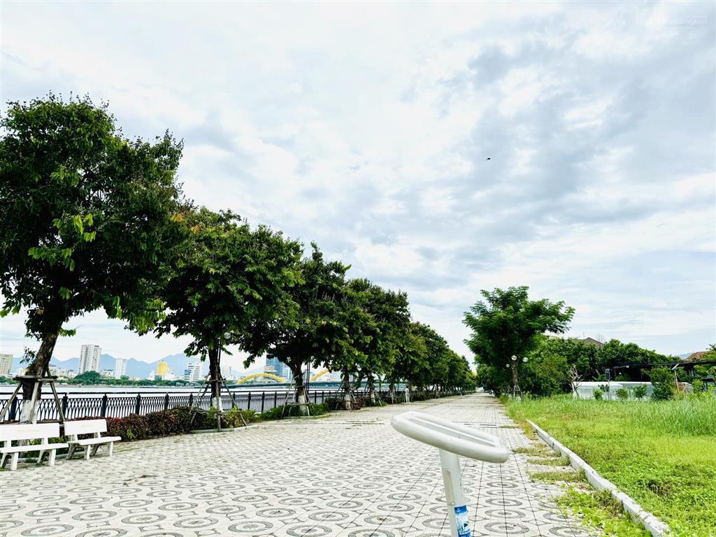 Bán biệt thự 3 tầng full nội thất. 900m2 đất 2 mặt tiền view trực diện sông hàn khu euro 1