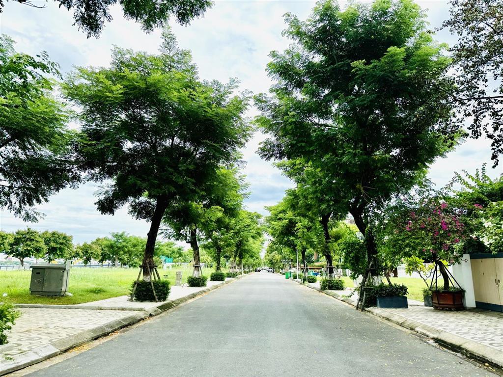Bán biệt thự 3 tầng full nội thất. 900m2 đất 2 mặt tiền view trực diện sông hàn khu euro 1