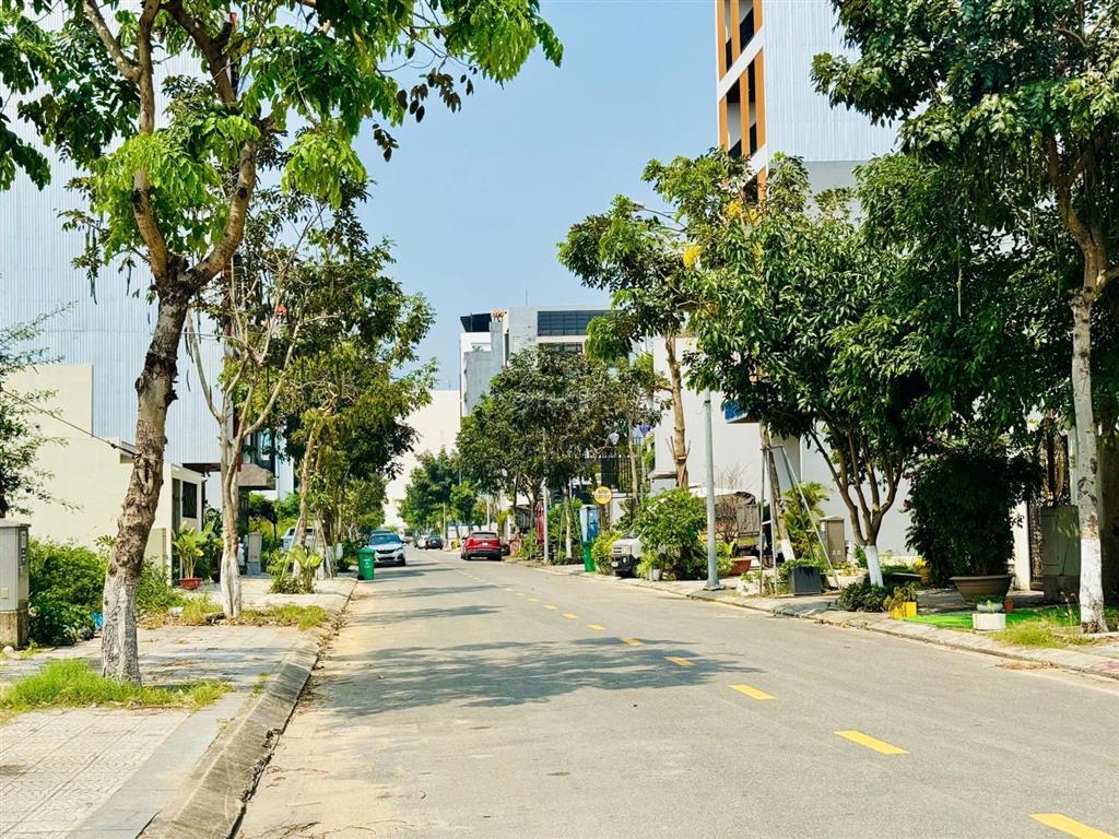 Vợ chồng tôi chào bán lô đất đường nại nam 8  hải châu  đà nẵng. gần toà 68 tầng, siêu thị lotte.