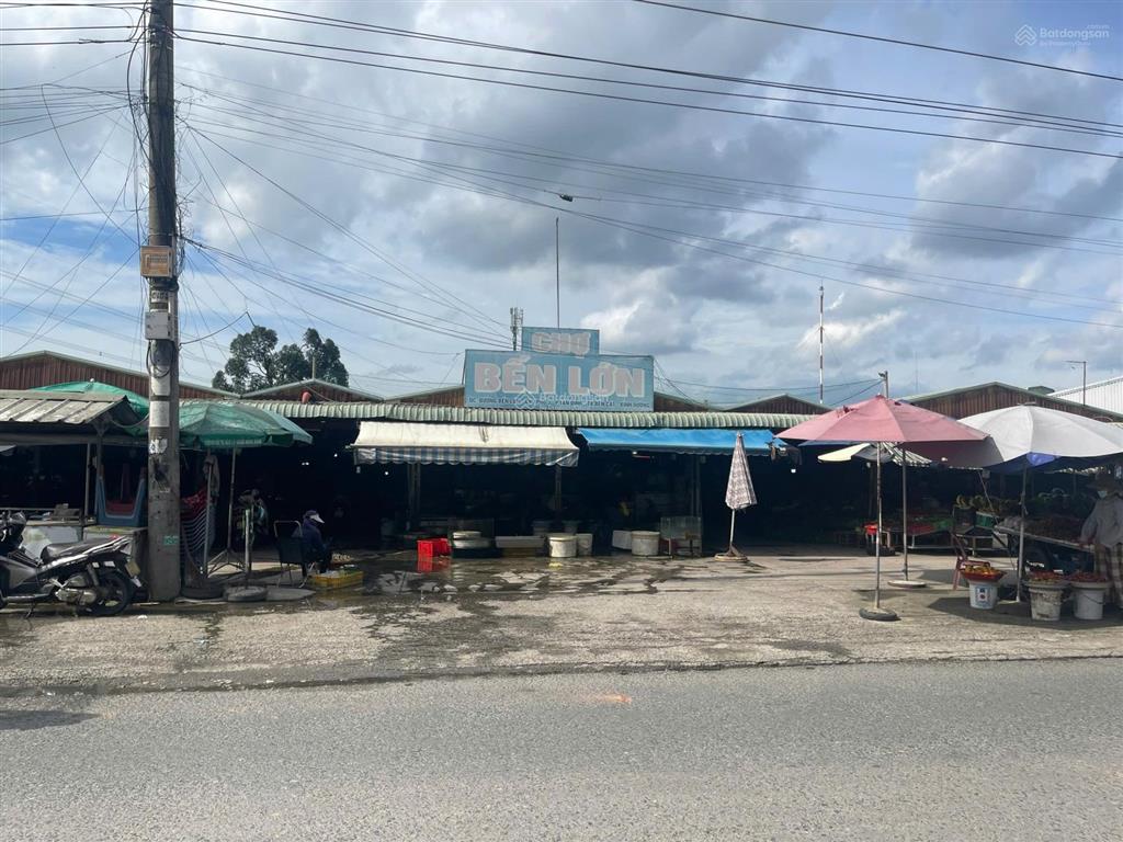 Chính chủ cần bán 4 căn nhà, cạnh chợ bến lớn. giá 1750