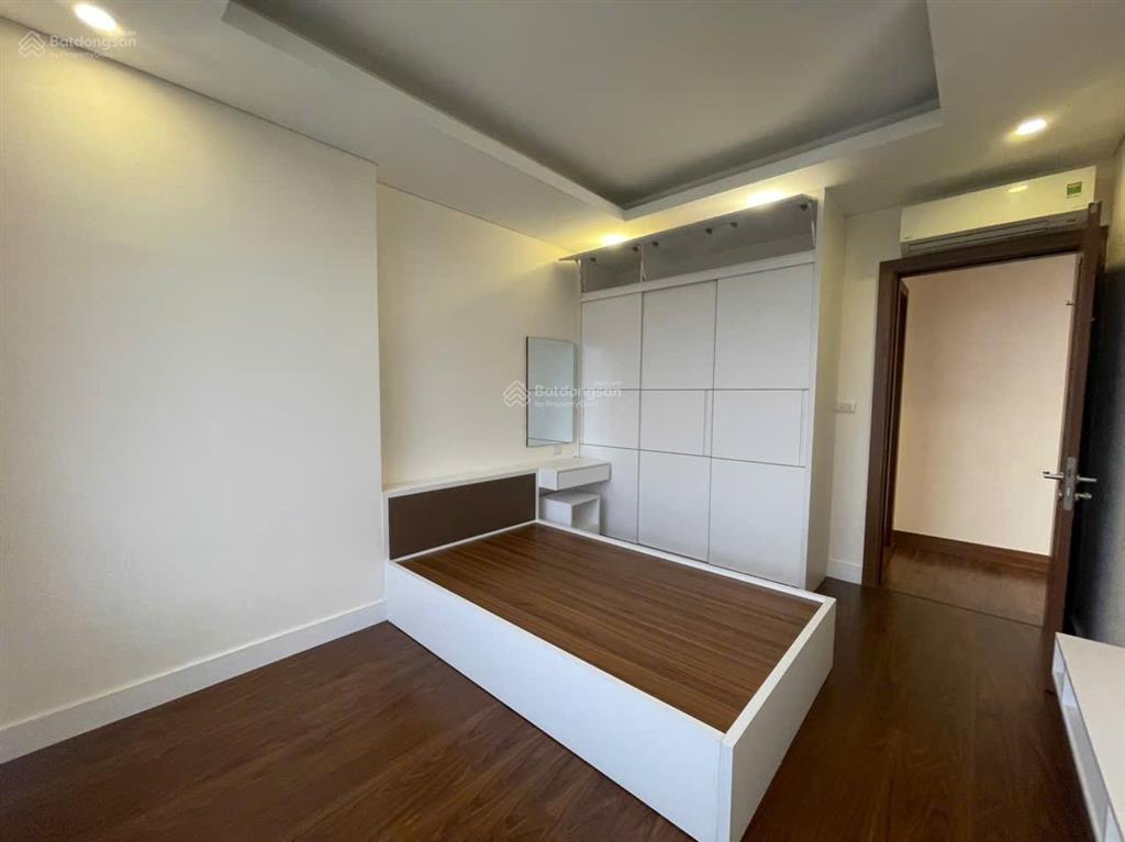 Cho thuê căn 4pn view công viên, tòa n01t1 ngoại giao đoàn, diện tích 133m, 4pn, 3wc. giá 18 triệu.