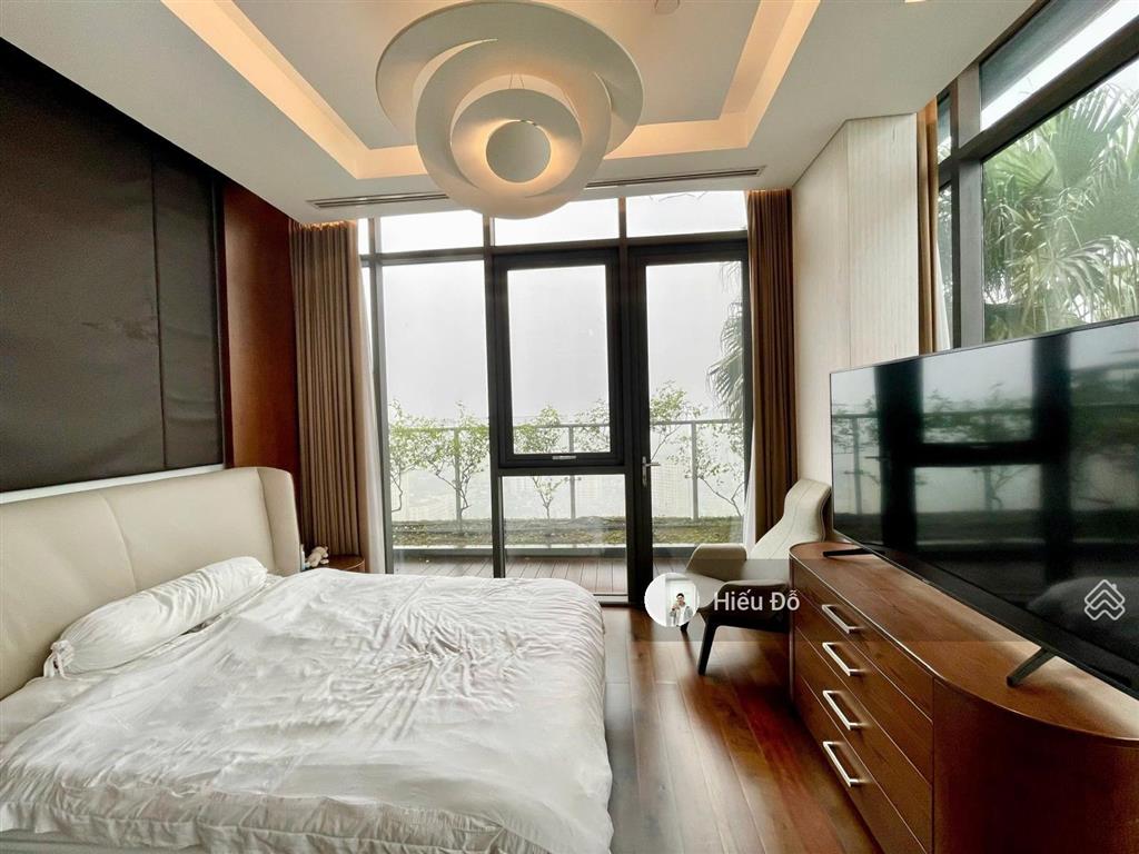 Cho thuê penthouse một trong số ít 400m2 4n4w full đồ siêu cao cấp. ban công chạy quanh nhà