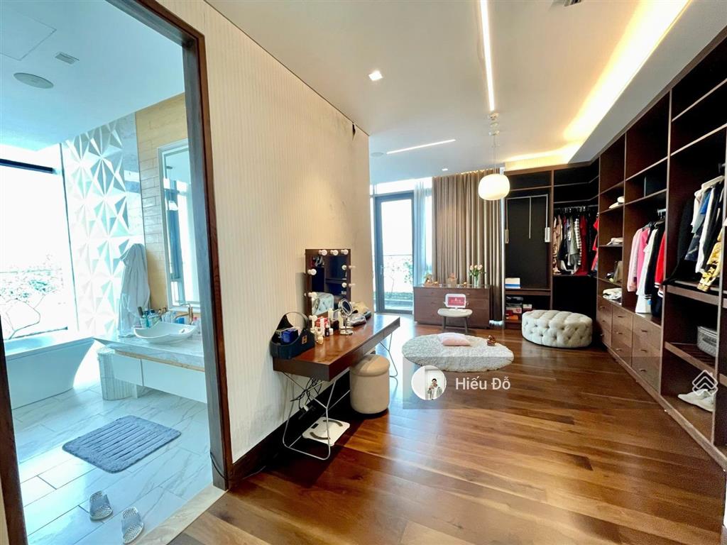 Cho thuê penthouse một trong số ít 400m2 4n4w full đồ siêu cao cấp. ban công chạy quanh nhà