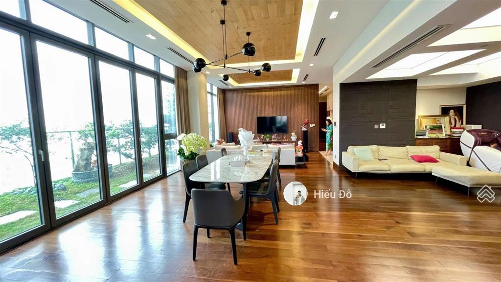 Cho thuê penthouse một trong số ít 400m2 4n4w full đồ siêu cao cấp. ban công chạy quanh nhà