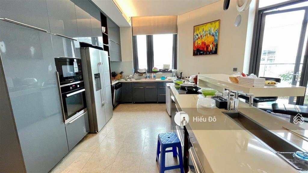 Cho thuê penthouse một trong số ít 400m2 4n4w full đồ siêu cao cấp. ban công chạy quanh nhà
