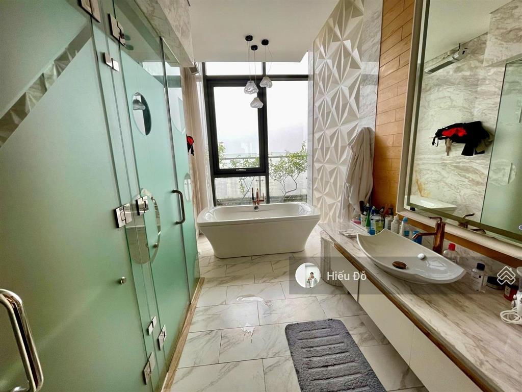 Cho thuê penthouse một trong số ít 400m2 4n4w full đồ siêu cao cấp. ban công chạy quanh nhà