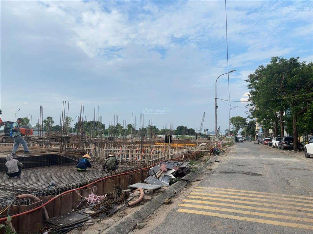 Bán nhà đối diện ga metro số 6 và 8, 2 mặt tiền (18m) +1 hầm full đất