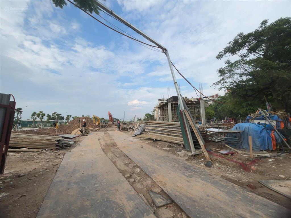 Bán nhà đối diện ga metro số 6 và 8, 2 mặt tiền (18m) +1 hầm full đất